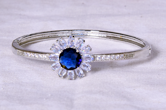 Bangle bracelet in white gold and tanzanite